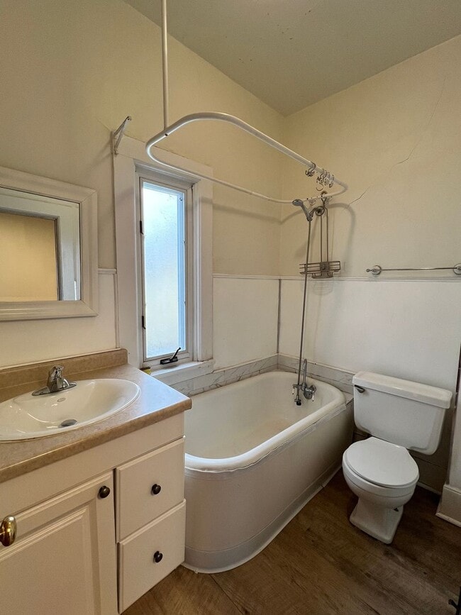 Building Photo - Spacious 2-Bedroom, 1-Bath Single Family House