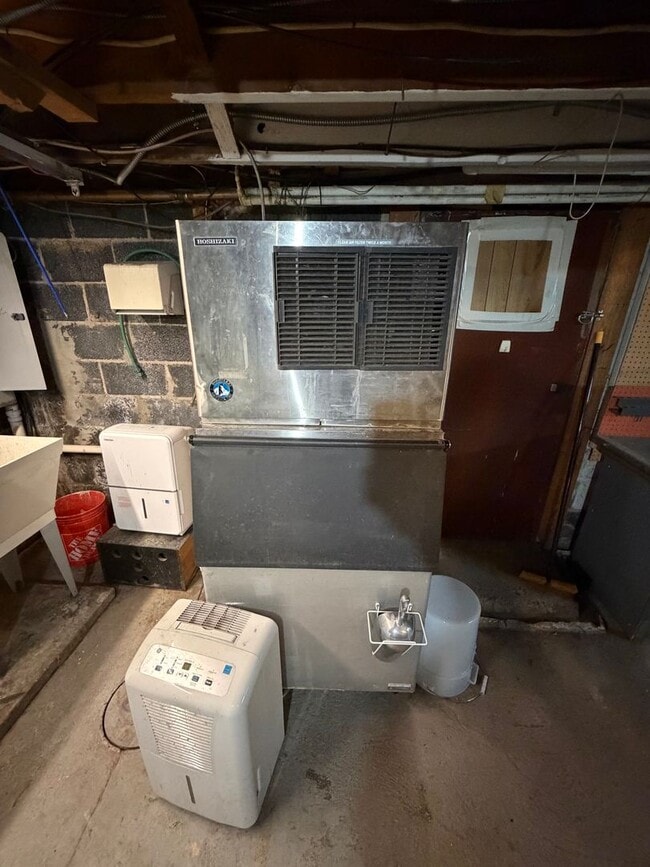 Building Photo - Spacious 4BR in a Quiet, Private Pocket