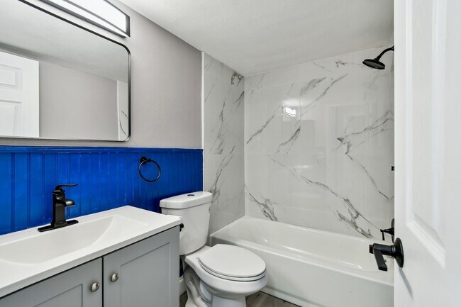 Building Photo - 528 Manor Dr