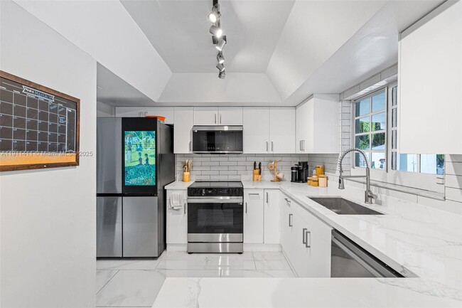 Building Photo - 8351 SW 39th Ct