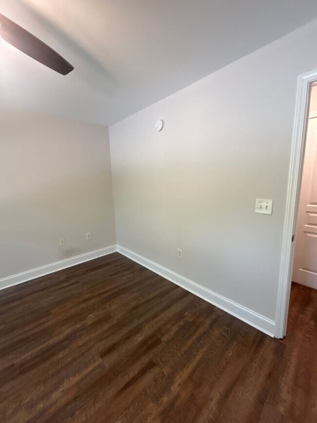 Building Photo - Three Bedroom Townhouse Available!