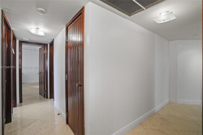 Building Photo - 19355 Turnberry Way