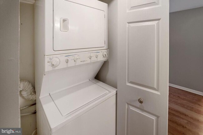 Building Photo - 200 N Pickett St