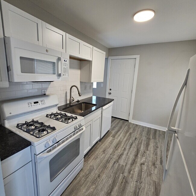 Building Photo - 2 bed, 1 bath renovated ranch. Kitchen has new cabinets, granite counters. All appliances, remode...