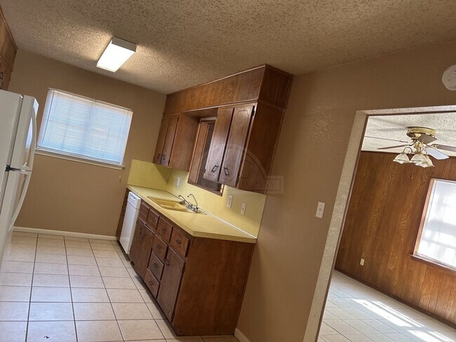 Building Photo - 2404 Carnation Dr