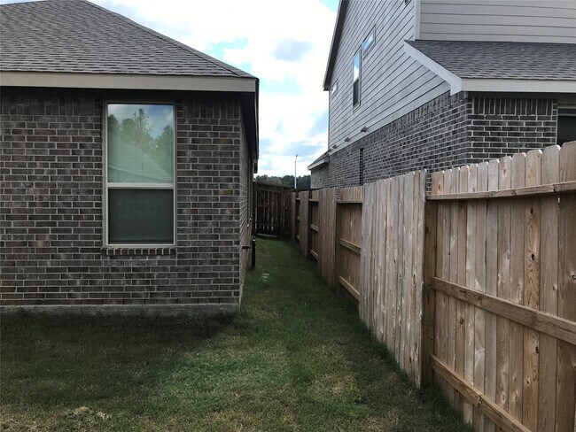 Building Photo - 28813 Bobcat Run Dr