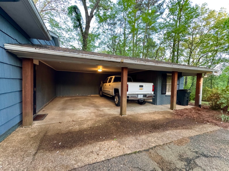 Building Photo - 1801 Chickasaw Dr