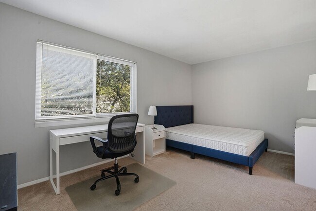 Building Photo - MINUTES to UNC!! 2 Bed 2.5 Bath Townhome - FURNISHED!  $500 Move in Incentive!