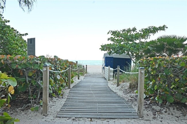 Building Photo - 15811 Collins Ave