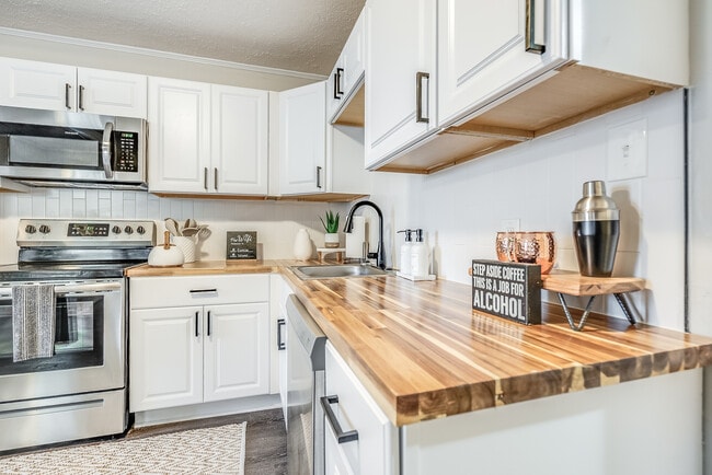 Building Photo - Evora