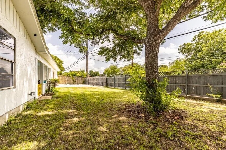 Building Photo - 463 Sprucewood Ln