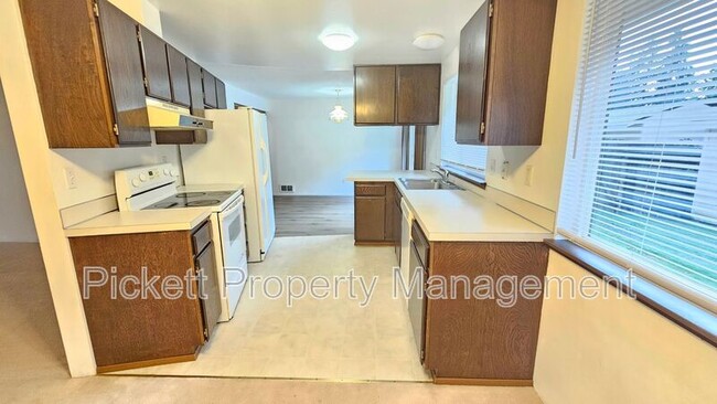 Building Photo - 2870 SE Colusa Ave