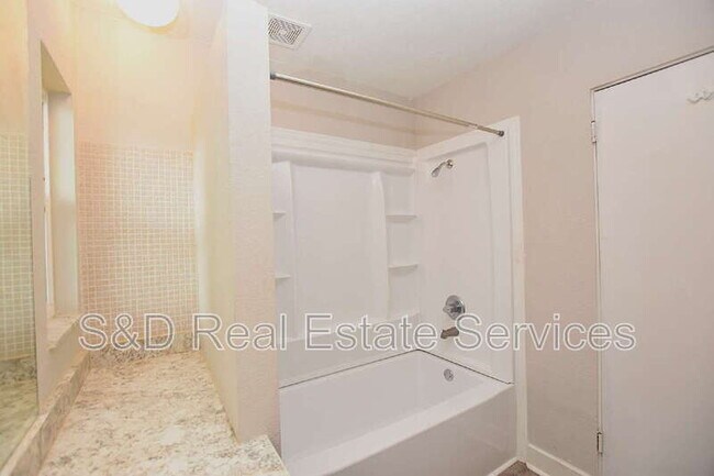 Building Photo - 561 Lake Bonny Dr E
