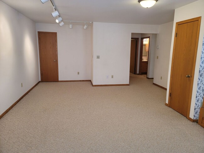 Building Photo - 1831 Rapids St