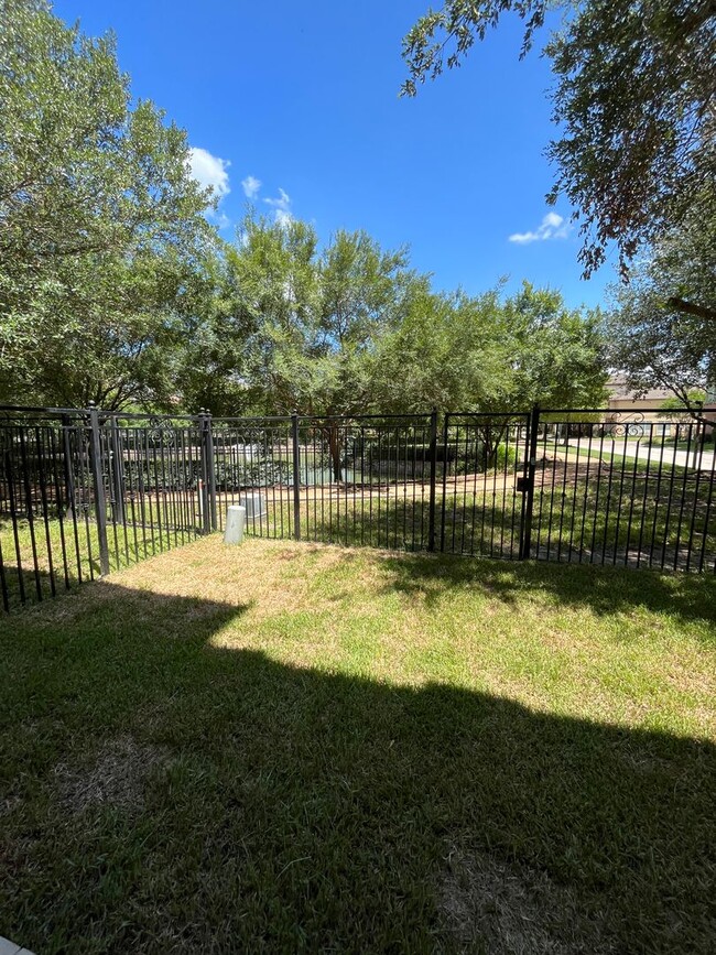Building Photo - Wonderful 4/3.5 Townhome