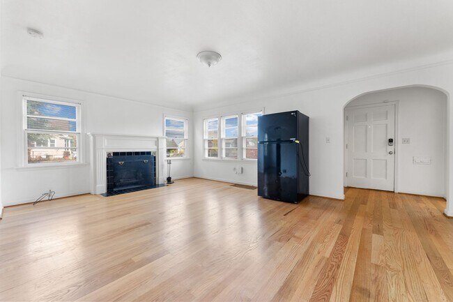 Building Photo - Spacious 6 Bed 2 Bath Home- N Portland Charmer!