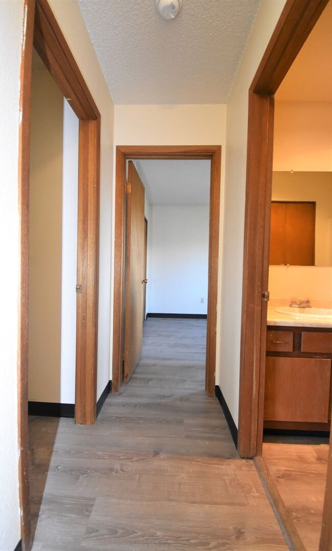 Building Photo - Great Location! Top Floor 2 bed 1 bath and detached garage!