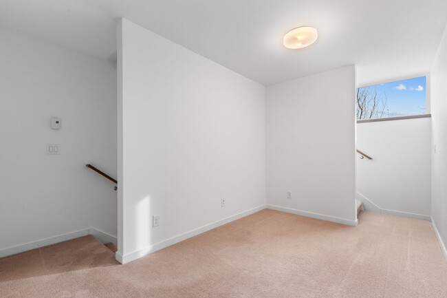 Building Photo - 2Bd/1.75Ba Seattle Townhouse