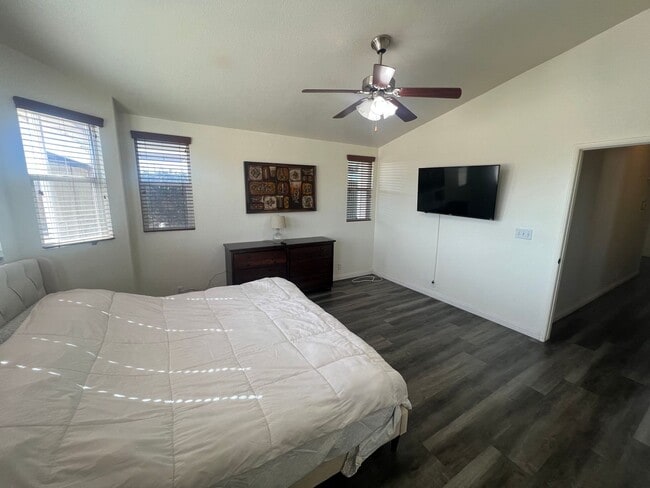 Building Photo - Spacious 4-Bedroom Home in Desirable Apple Valley Neighborhood