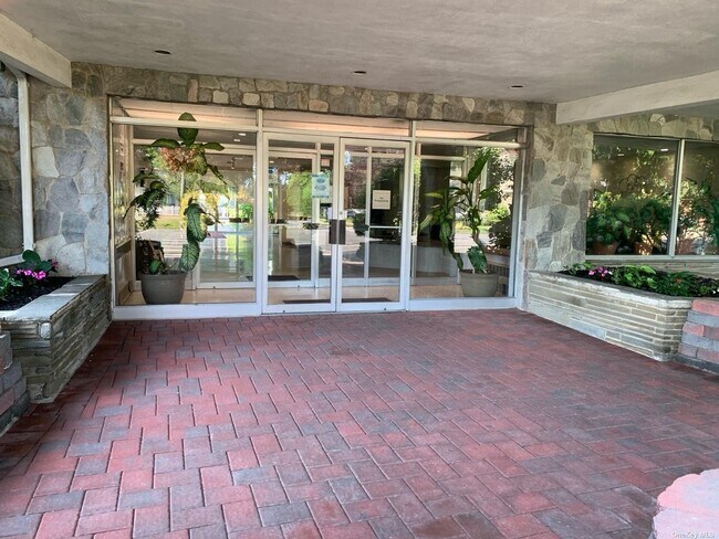 Building Photo - 250 W Merrick Rd