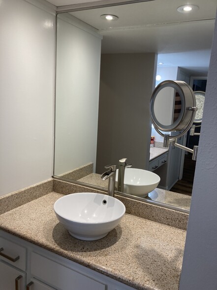 Building Photo - 1407 N Sunrise Way