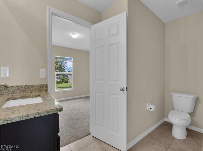 Building Photo - 1700 NE 5th Pl