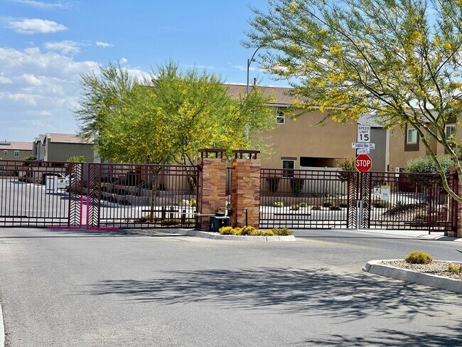 Building Photo - AMAZING GATED 3 BED 2.5 BATH 2 CAR GARAGE !