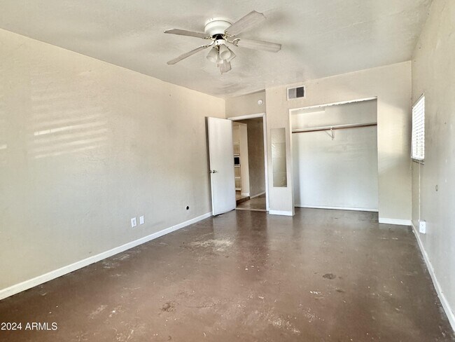 Building Photo - 731 W 12th Pl