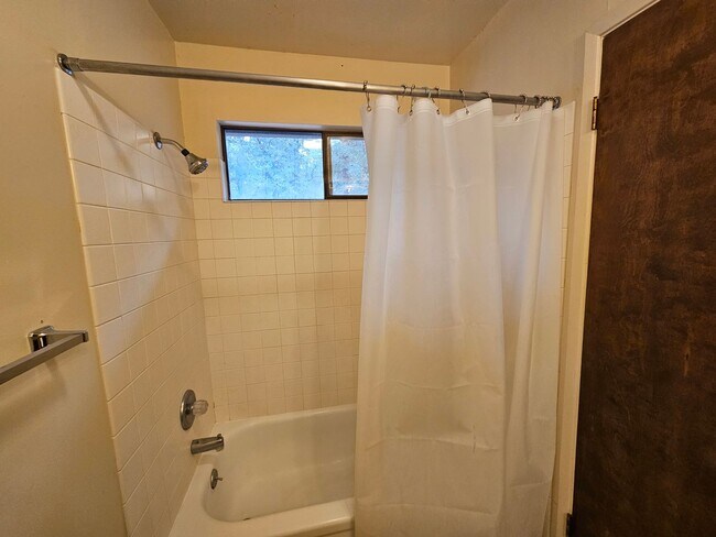 Building Photo - Cozy rental in Hidden Valley Lake