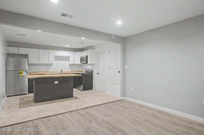 Building Photo - 3 bedroom close to D'Iberville!