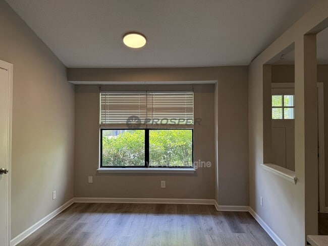 Building Photo - 1047 Oakcrest Dr
