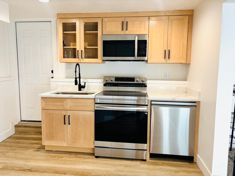 Kitchen with in built oven, dishwasher (new appliances) - 4459 S Butterfield St