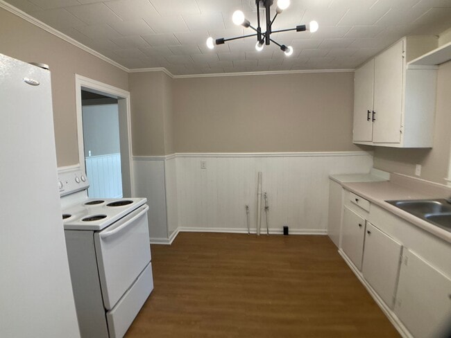 Building Photo - Adorable Bungalow Ready for New Residents!