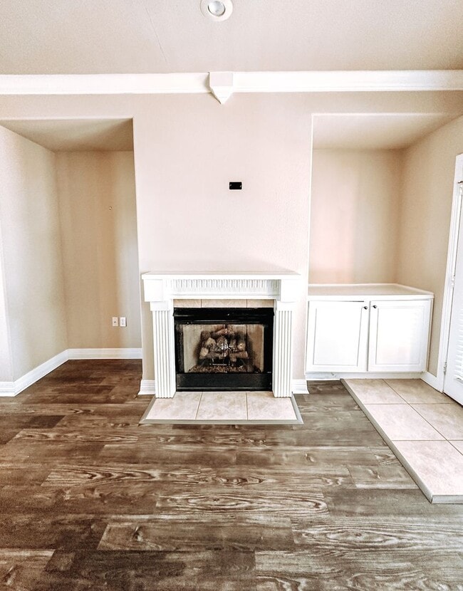 Building Photo - ** Move-in Special** Beautiful Townhome in...