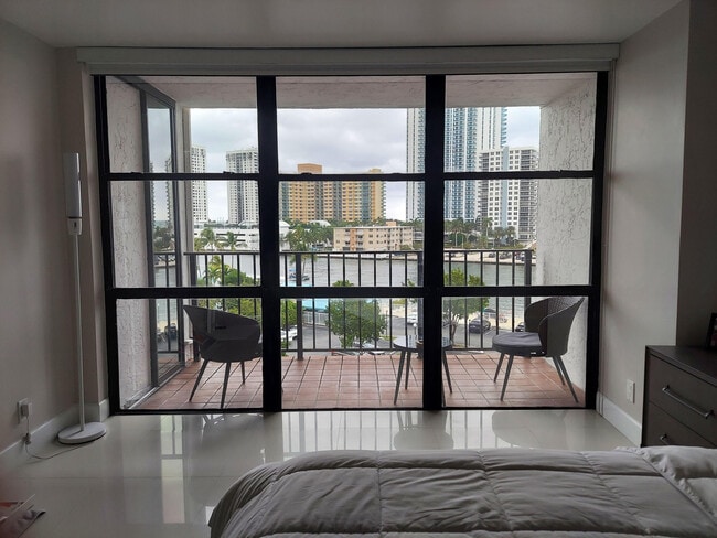 Building Photo - 800 Parkview Dr