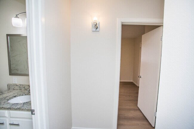 Building Photo - "Charming 3-Bed Retreat in Lubbock with Granite Accents & Spacious Living!"