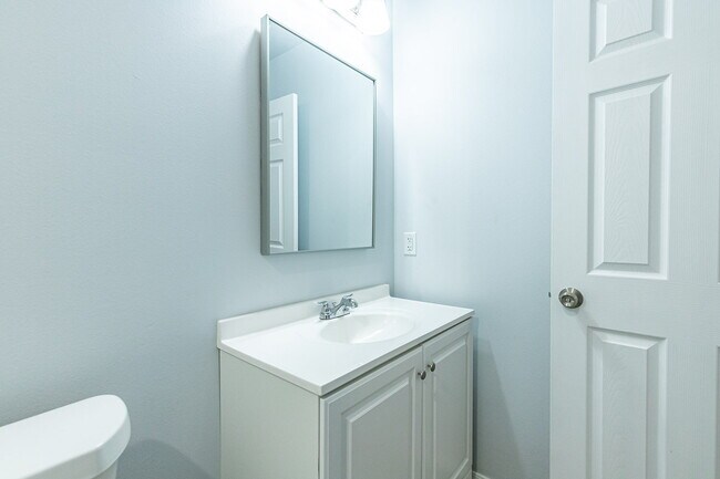 Building Photo - Half off the first Full Month's Rent !!!! ...