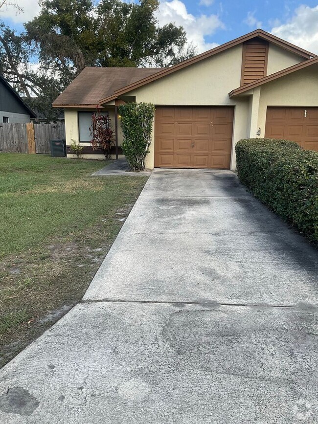 Building Photo - 2 bed 2 bath 1/2 duplex in Longwood!