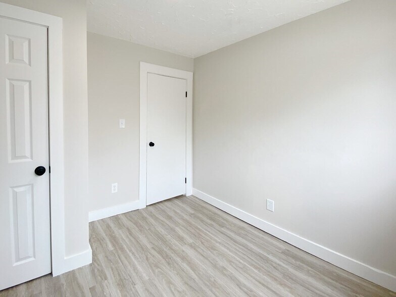 Building Photo - 186 Chelsea St