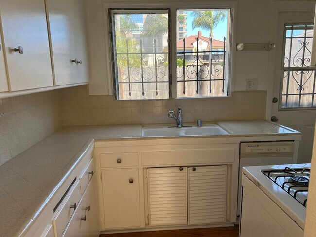 Building Photo - Oceanview Two Bedroom Apartment with Laund...