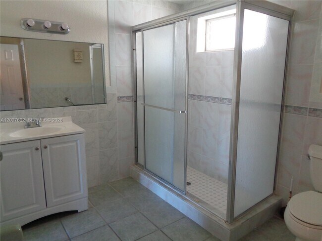 Building Photo - 450 Golden Isles Dr
