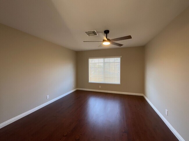 Building Photo - Single story home, 3br, 2bath, 1cg