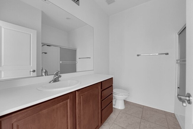 Building Photo - Huge 2 bedroom, 2 bath house with a Den on...