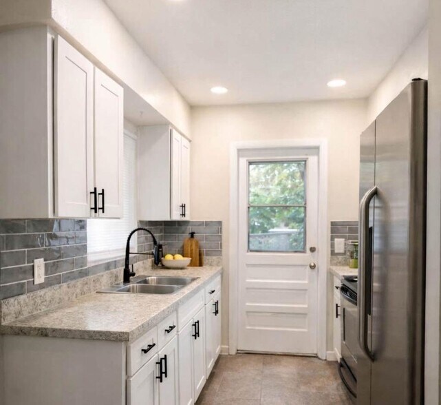 Building Photo - 7029 Glenview Dr