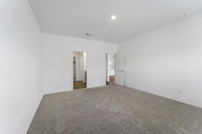 Building Photo - 14678 Cyn Pnes Ln