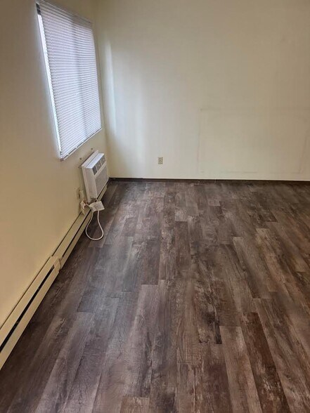 Building Photo - 454 W Dayton St