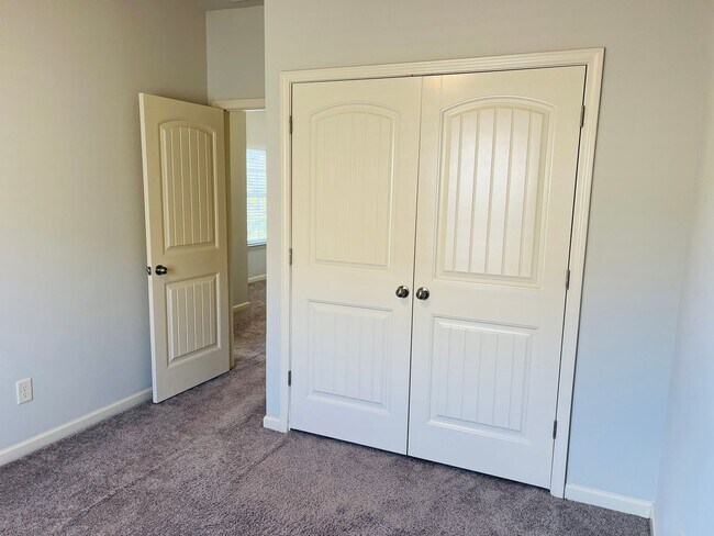 Building Photo - Wow! Check out this charming 3 bedroom 2.5 bathroom home in Newnan!