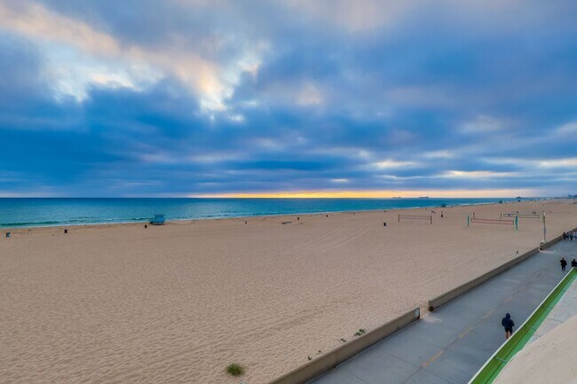 Building Photo - 1510 The Strand