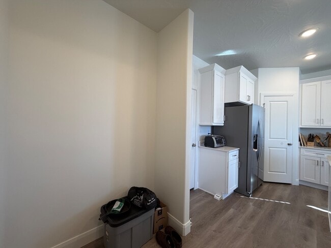 Building Photo - 487 W Carnation Ct