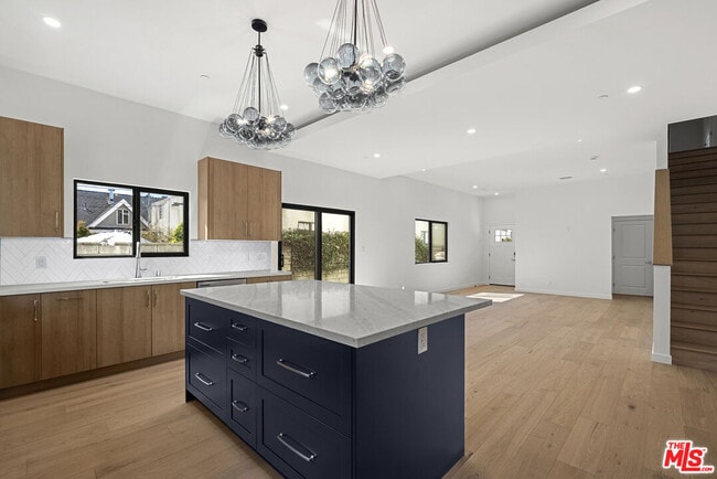 Building Photo - 824 N Orange Grove Ave